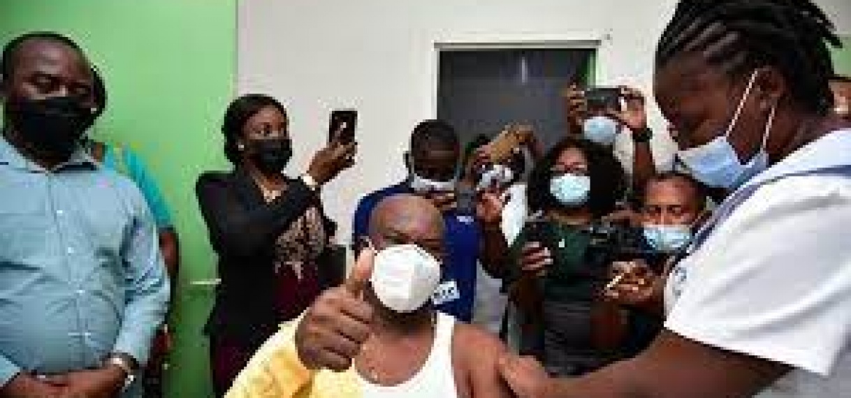 Vicepresident Ronnie Brunswijk roept binnenlandbewoners op zich te   vaccineren