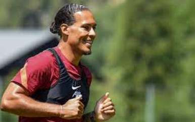 Van Dijk staat na negen maanden voor rentree bij Liverpool na knieblessure