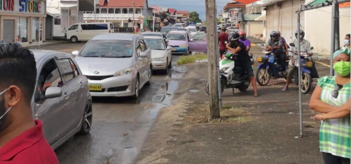 Drive-thru COVID-19 prikpunt in Nickerie een succes