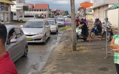 Drive-thru COVID-19 prikpunt in Nickerie een succes