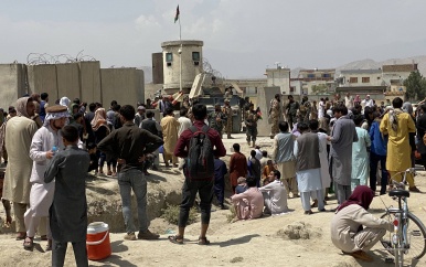 Taliban willen evacuatie Afghanen stoppen, buitenlanders krijgen week