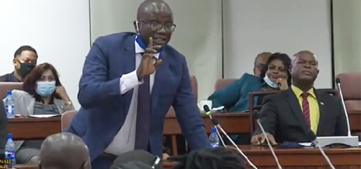 EBU JONES: “MET DE DOOD BEDREIGDE DOUANIERS KRIJGEN NOG GEEN BESCHERMING”