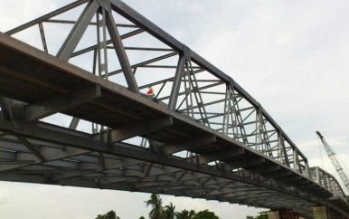 Vrouw springt van brug Saramaccadoorsteek