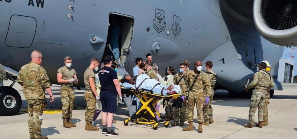 Baby die geboren werd tijdens evacuatievlucht vernoemd naar vliegtuig