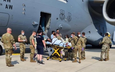 Baby die geboren werd tijdens evacuatievlucht vernoemd naar vliegtuig