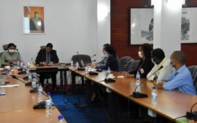 Presentatie organisatiestructuur DIS aan president Santokhi