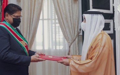 CHINA EN VERENIGDE ARABISCHE EMIRANTEN DIENEN GELOOFSBRIEVEN AAN PRESIDENT