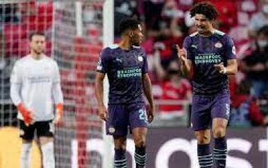 PSV houdt ondanks verlies bij Benfica zicht op hoofdtoernooi Champions League