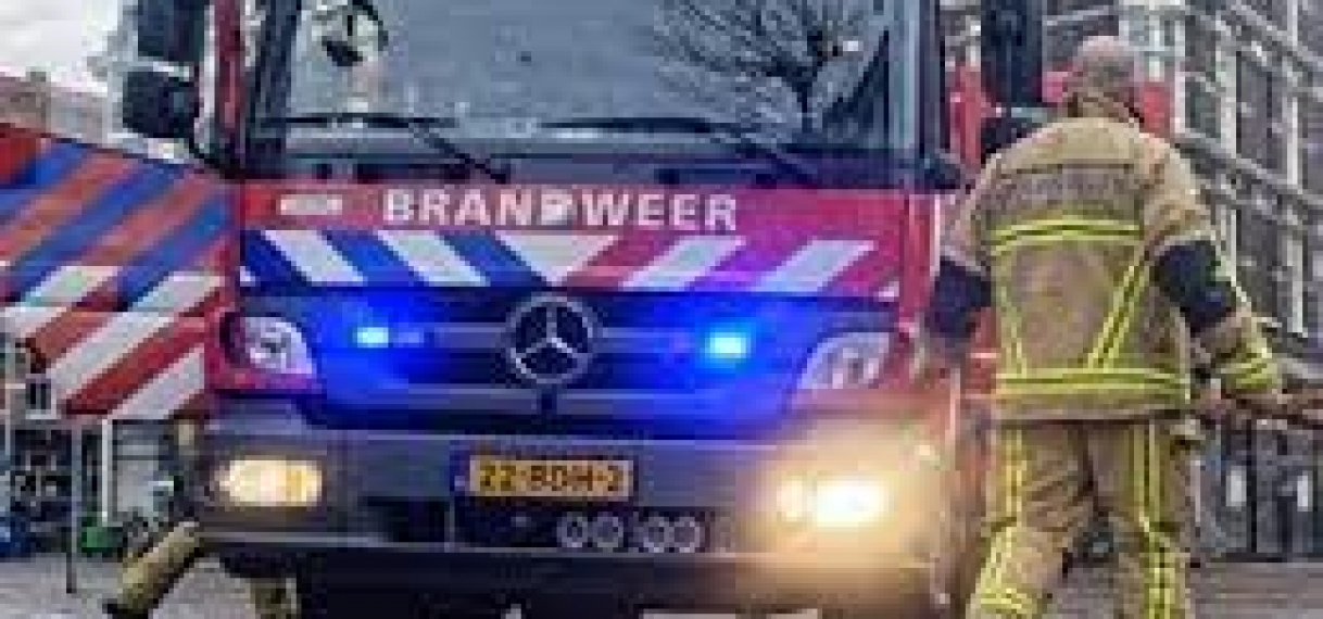 Bewoners springen uit raam bij brand in Amsterdam, buren leggen kussens neer