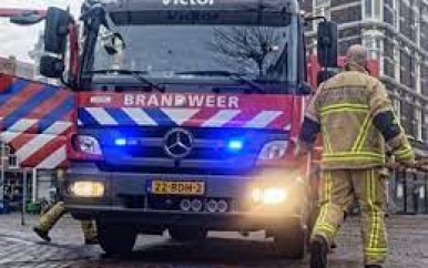 Bewoners springen uit raam bij brand in Amsterdam, buren leggen kussens neer