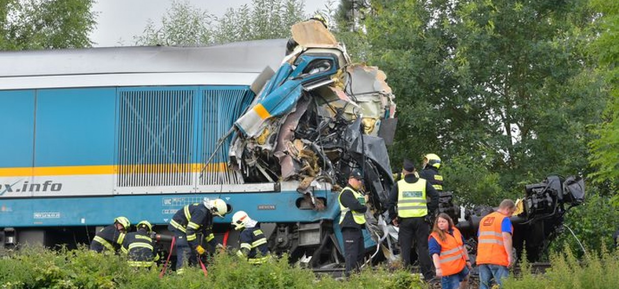 Drie doden en tientallen gewonden bij frontale treinbotsing in Tsjechië