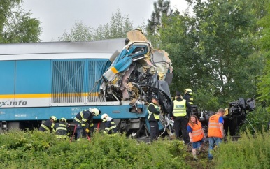 Drie doden en tientallen gewonden bij frontale treinbotsing in Tsjechië