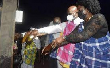 Coermotibo voorzien van elektriciteit