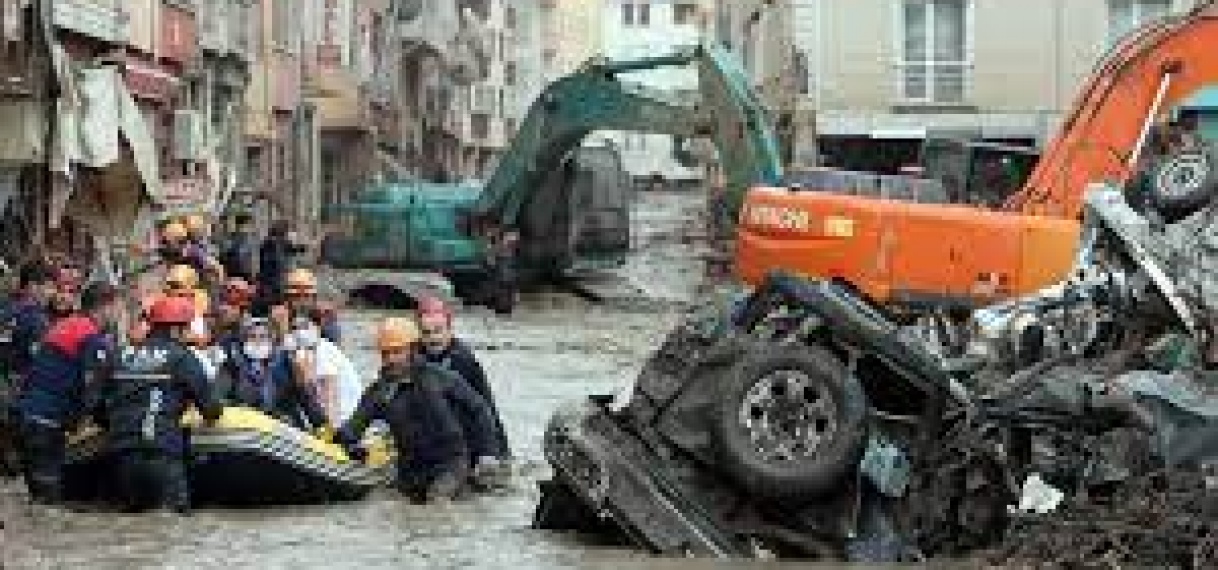 Aantal slachtoffers overstromingen Turkije loopt op, Erdogan bezoekt getroffen gebied