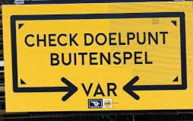 Fans zien beelden van VAR-momenten in Eredivisie vanaf nu op schermen