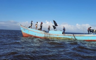 Illegale vissersboten in beslag genomen door Kustwacht