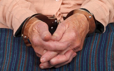 79-jarige drugsbendeleidster aangehouden