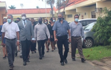 Waarnemend president Brunswijk brengt bezoek aan PCS