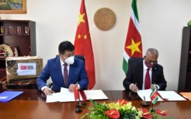 China doneert medische hulpmiddelen aan Suriname