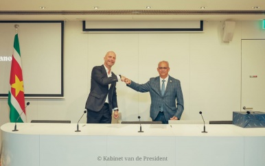 Minister Albert Ramdin tekent overeenkomst met Schiphol