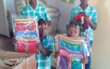 ROS schenkt voedselpakketten en schoolbenodigheden in Matawaigebied