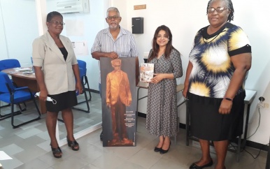 Kunstenares Rehana Lalmohamed schenkt ter inspiratie schilderijen van Anton De Kom aan AdeKUS