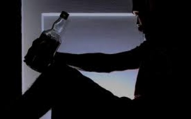 Dronken man achtervolgt echtgenote met scherp voorwerp