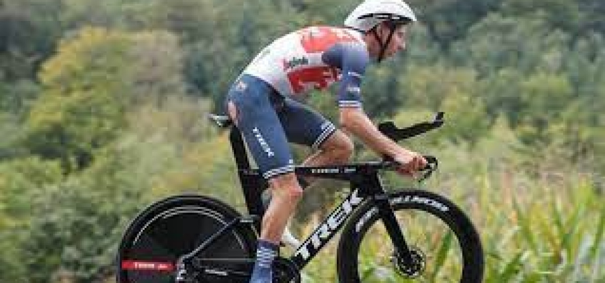 Mollema slaat over de kop in tijdrit Ronde van Luxemburg, schade valt mee