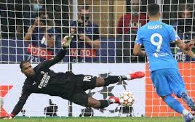 Suárez redt Atlético met rake penalty in 97e minuut, Liverpool klopt Porto