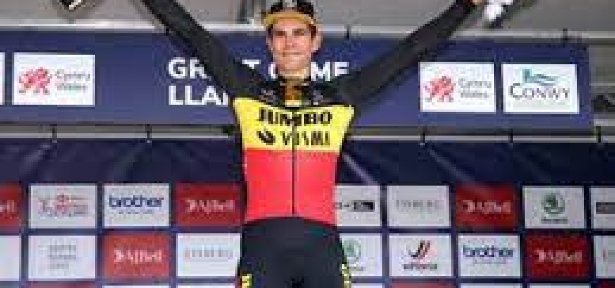 Van Aert klopt Hayter en Alaphilippe en boekt derde ritzege in Tour of Britain