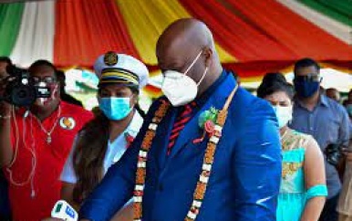 Vice-president Ronnie Brunswijk brengt bezoek aan Saramacca