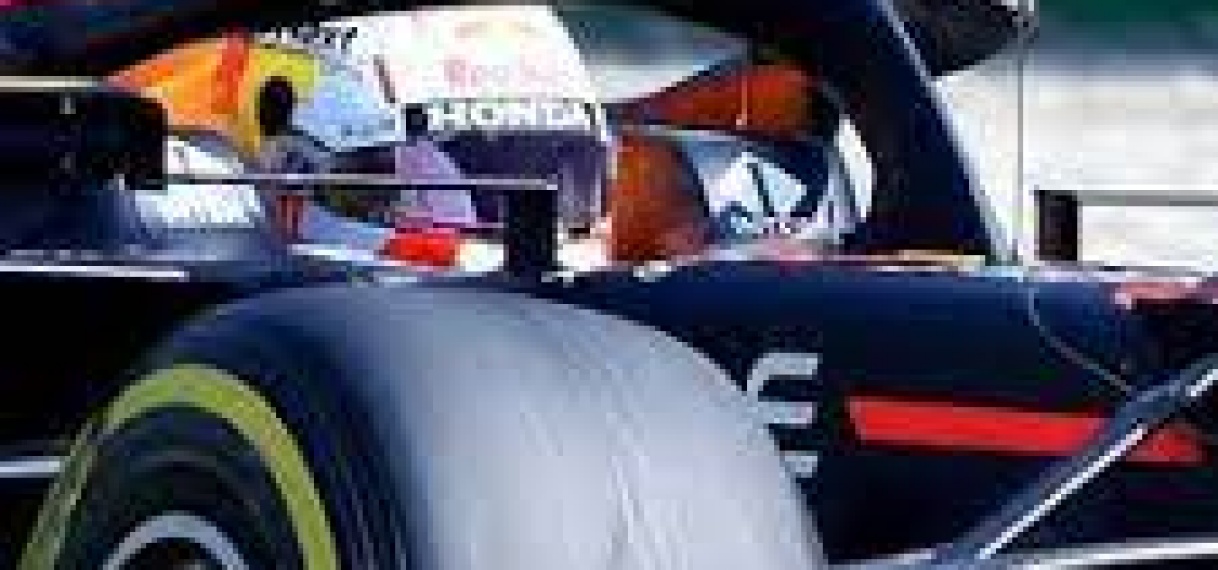 Verstappen derde achter Mercedes-duo, Sainz crasht in tweede training Monza