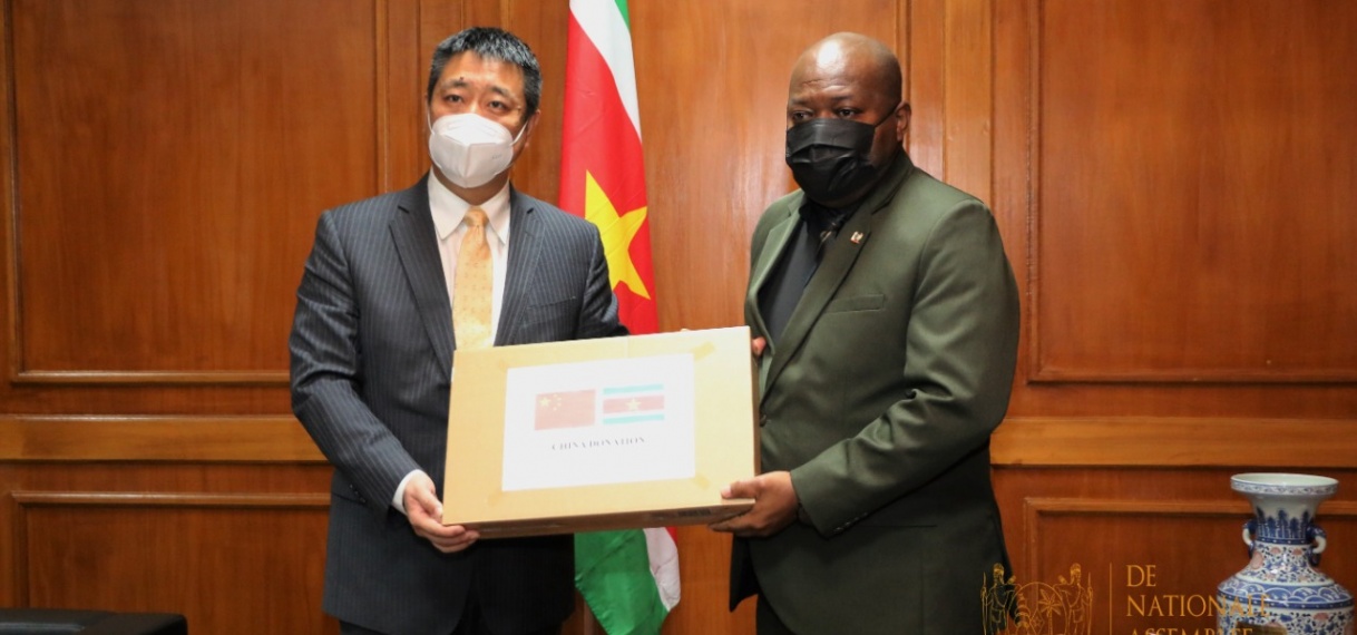 Chinese ambassadeur brengt beleefdheidsbezoek aan DNA-voorzitter Bee