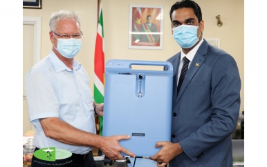 Zuurstofconcentrators overhandigd aan minister Ramadhin