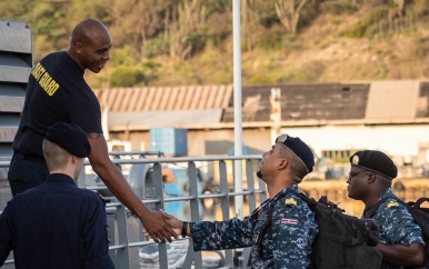 Marineofficieren nemen deel aan Caribische oefeningen met Nederland