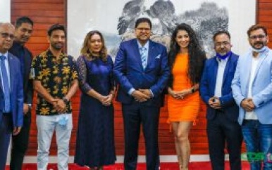 Indiase flimploeg op bezoek bij president Santokhi