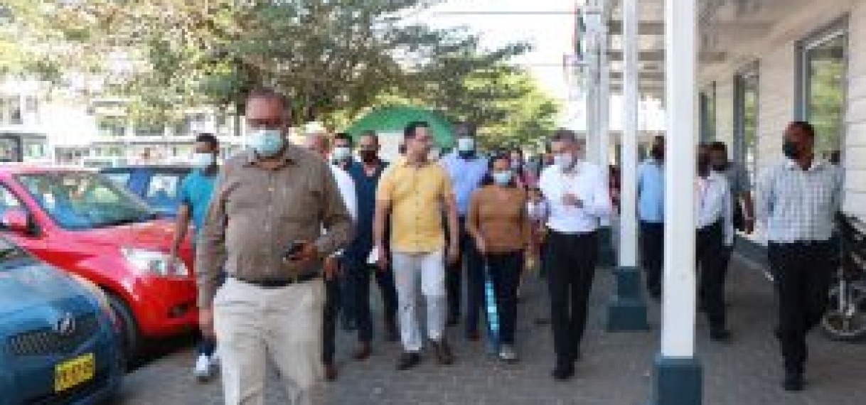 OW-minister brengt oriëntatiebezoek aan binnenstad Paramaribo