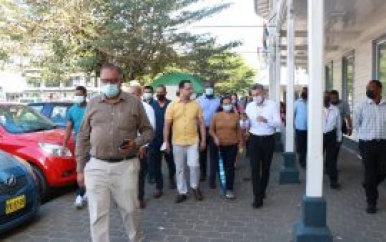 OW-minister brengt oriëntatiebezoek aan binnenstad Paramaribo