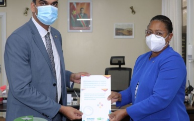 PAHO overhandigt rapport over chronische aandoeningen aan minister Ramadhin