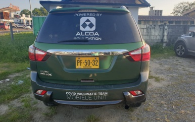 Alcoa Foundation vervoert mobiele units voor COVID-vaccinatieteam door Suriname