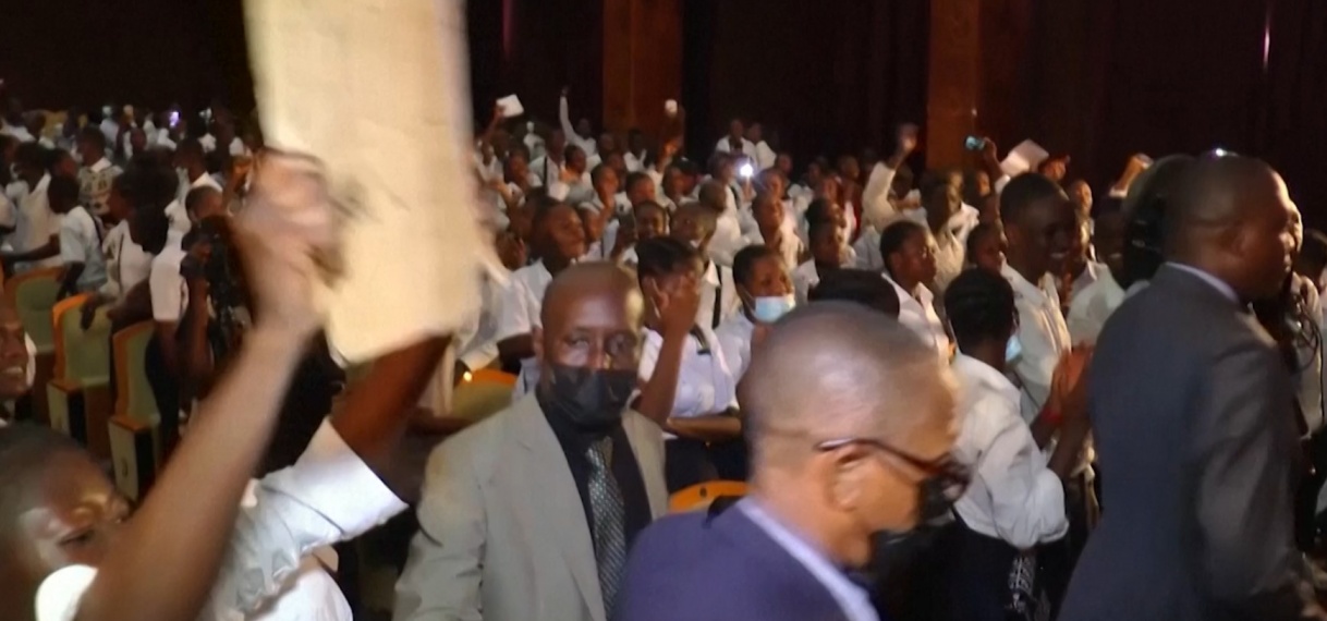 HONDERDEN SCHOOLKINDEREN BESTORMEN PARLEMENTS-GEBOUW IN CONGO