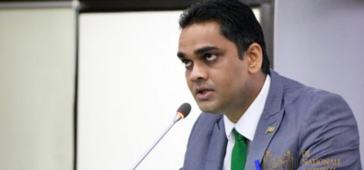 Minister Ramadhin informeert parlement over vervaldata vaccins