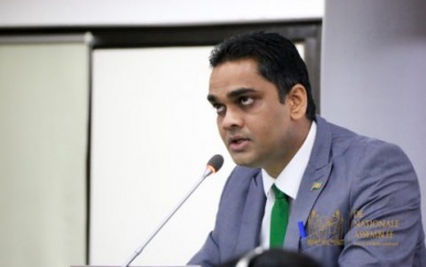Minister Ramadhin informeert parlement over vervaldata vaccins