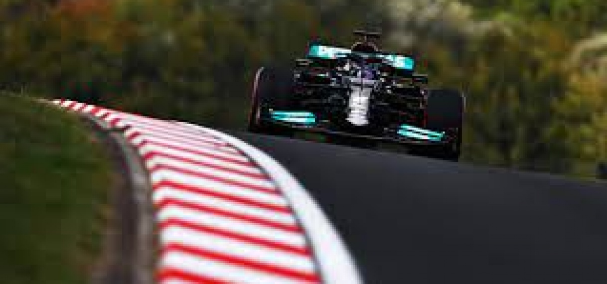 Hamilton zet de toon in eerste training Turkije, Verstappen rijdt tweede tijd