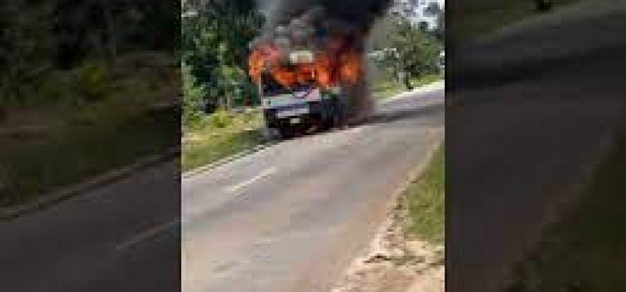 Rijdende bus met passagiers erin vliegt in brand
