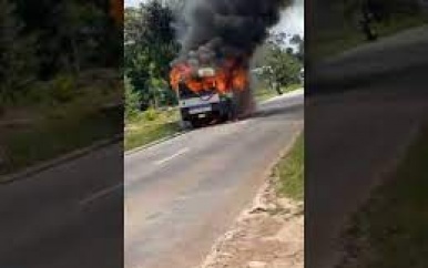 Rijdende bus met passagiers erin vliegt in brand