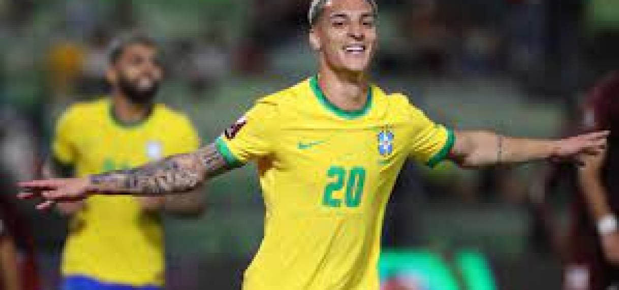 Antony scoort bij debuut voor winnend Brazilië in WK-kwalificatie