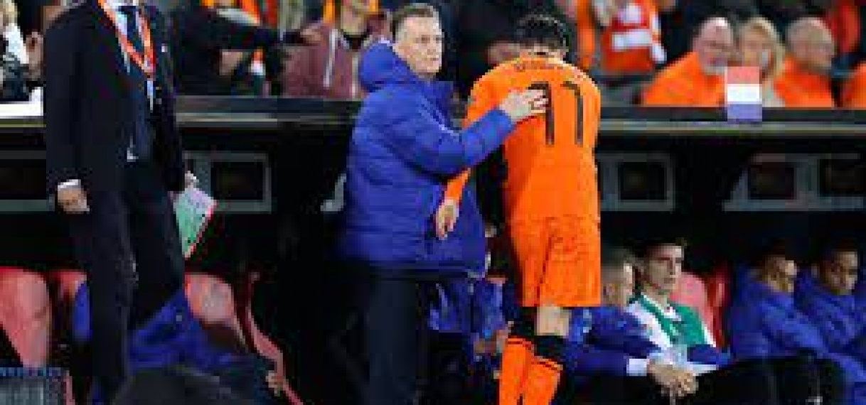 Van Gaal schakelt over op 5-3-2 met Oranje zodra WK-ticket binnen is