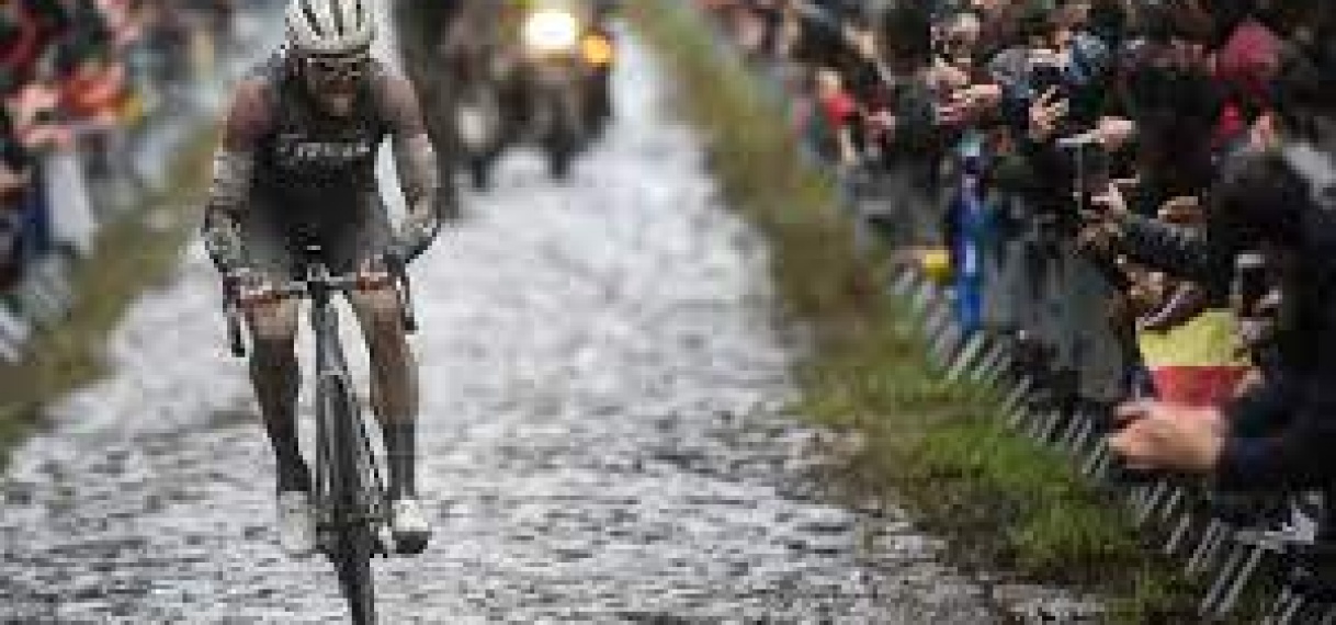 Kwade INEOS-renner Rowe haalt na val in Parijs-Roubaix uit naar criticasters