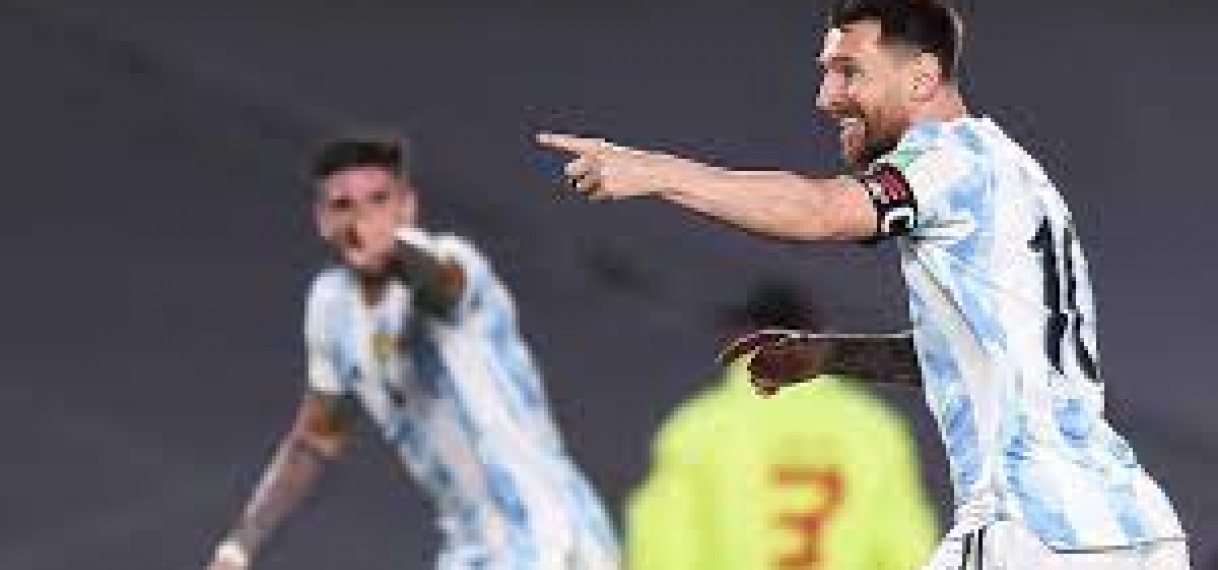 Messi leidt Argentinië naar ruime zege op Suárez en Uruguay in WK-kwalificatie